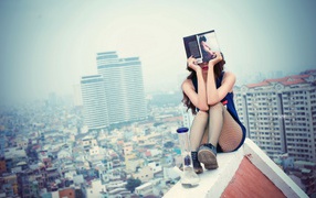 Женщина с книгой на крыше