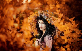 Девушка брюнетка как воплощение осени
