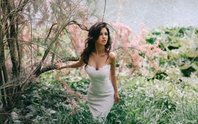 Модель Aurela Skandaj в белом платье