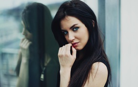 Голубоглазая брюнетка Aurela Skandaj