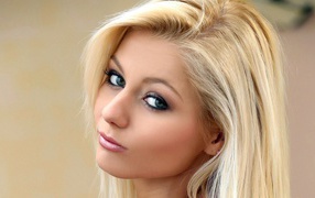 Девушка блондинка Annely Gerritsen