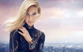 Модель Бар Рафаэли на фоне города