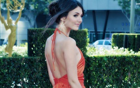 Модель Виктория Джастис в красном платье