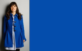 Модель Зоуи Дешанель в голубом пальто