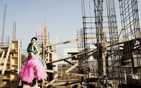 Девушка на стройке дома