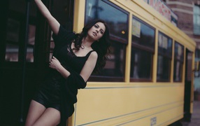 Женщина в трамвае, Aurela Skandaj