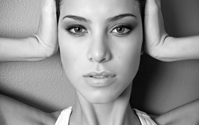 Девушка держит голову