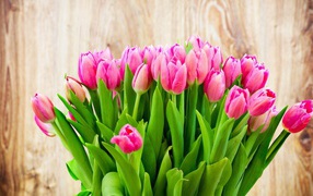 Нежно розовые тюльпаны в букете на 8 марта