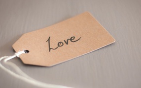 Надпись Любовь на бумажке с ниткой