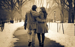 Влюбленные гуляют по зимнему парку