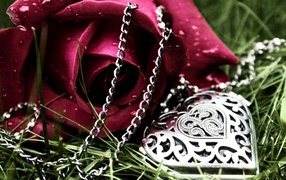Rose and heart-shaped pendant