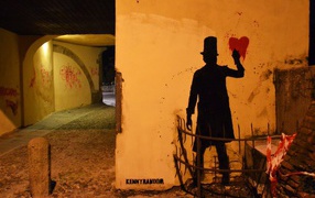 Тень рисует сердце на стене