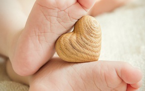 Деревянное сердце между ступней