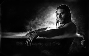 Мужчина принимает горячую ванну