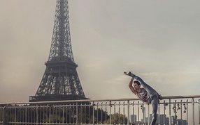Гимнаст на фоне Эйфелевой башни