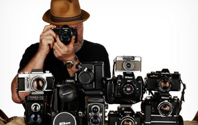 Фотограф с фотоаппаратами Никон