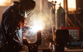 Мужчина занимается сварочными работами