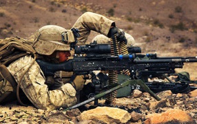 Солдат стреляет из пулемета