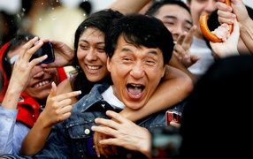 Джеки Чан с поклонниками