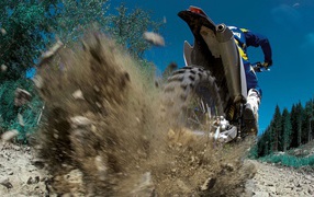 Выброс гравия из под колеса мотобайка