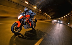 Мотоциклист на супербайке в тоннеле