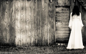 Девушка у деревянного сарая, фильм Звонок