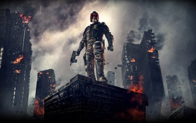 Судья Дредд на фоне пылающего города