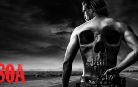 Череп на спине героя сериала Сыны анархии