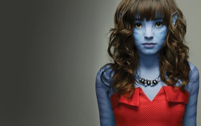Девушка в гриме для Аватара
