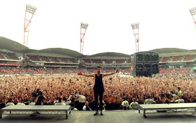 Исполнитель Джаред Лето на фоне стадиона