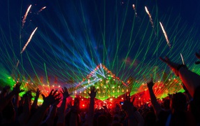 Зеленые лазеры на музыкальном фестивале