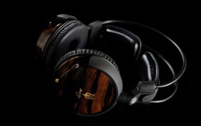 Королевские наушники на черном фоне