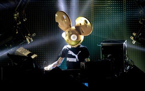 Модный канадский диджей deadmau5