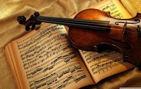 Скрипка на книге с нотами