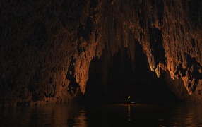 Прогулка на лодке внутри пещеры