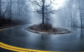 Крутой поворот на дороге