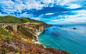 Арочный мост у берега моря