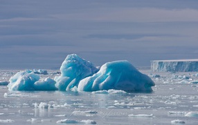 Голубой лед оторвался от ледника