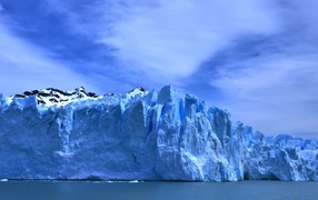 Голубой лед ледника на берегу моря