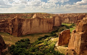 Отвесные скалы в каньоне