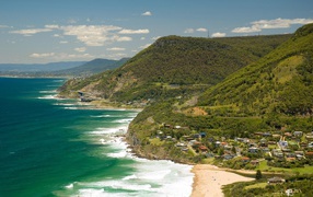 Поросшие зеленью склоны гор у моря