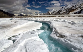 Ручей в разломе ледника