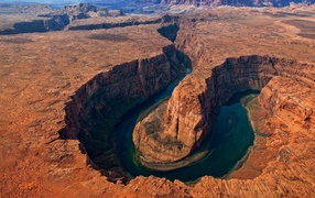 Темная вода на дне каньона