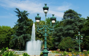 Зеленый чугунный фонарь в парке