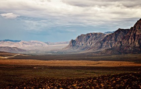 Неприветливая равнина между скалами
