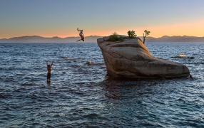 Прыжки со скалы у берега