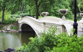 Мраморный мост над рекой в парке