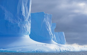 Монументальные ледяные скалы