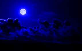Луна в синем небе