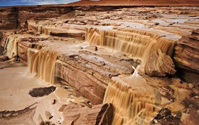 Мутная вода стекает со скал